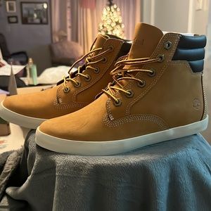 Brand New! Never been worn TIMBERLAND Women's Dausette Sneaker Boot size 7 wheat